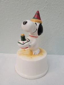SNOOPY PEANUTS CERAMIC MUSIC BOX BIRTHDAY CAKE FIGURINE AVIVA ENTERPRISE - Picture 1 of 10
