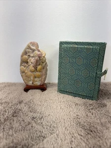 Seifenkiste Schnitzerei mit Holzsockel & Original Stoffbox - Bild 1 von 10