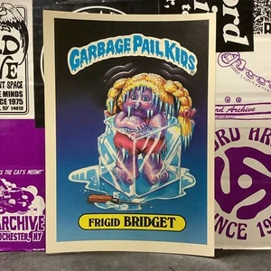 FRIGID BRIDGET 1986 Garbage Pail Kids GPK 1ª Serie 1 Pegatinas Gigantes Tamaño (5x7) - Imagen 1 de 2