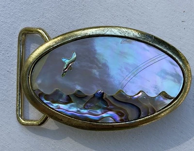 Hebilla de cinturón vintage con incrustación de abulón tono dorado, escena del mar del océano olas de aves arco iris Foto 1 de 4