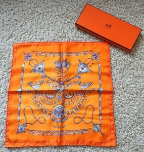 Sciarpa Hermes Petit Carré 45 Paris Parures des Sables seta arancione con scatola usata come nuova - Foto 1 di 7