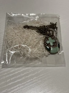 NUOVO ciondolo croce crocifisso pasquale verde/rosa strass - Foto 1 di 6