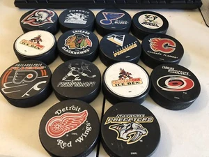 14 NHL HOCKEY PUCKS - VERSCHIEDENE TEAMS GEBRAUCHT - Bild 1 von 3