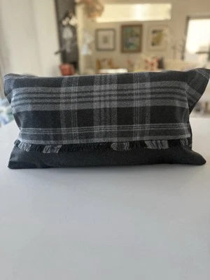 Nuevo. Almohada personalizada lumbar Ralph Lauren. Cuadros. Gris carbón. Lana. "24"" X 12""" Foto 1 de 4