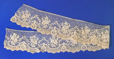 A 34" (86,5cm) LÄNGE ANTIKER BRÜSSEL APPLIZIERTER SPITZE - 3 1/2" (9cm) tief - Bild 1 von 4