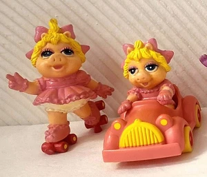 De Colección 1986 Lote De 2 Juguetes Miss Piggy McDonalds Patines Conducir Coche Rosa *LEER - Imagen 1 de 9