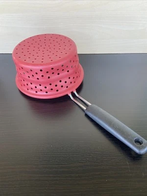 silicone collapsable oxo red strainer - Image 1 of 4