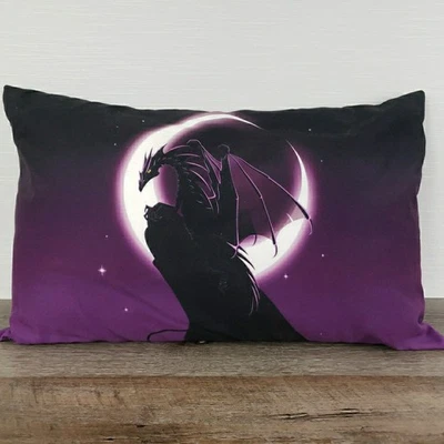 Almohada Tiro Dragón Púrpura 12 x 18" Estuche Lavable Libro de Dragones Foto 1 de 3