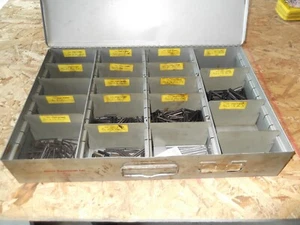 LOTE GRANDE DE PINES DE ROLLO DE METAL EN CAJA DE ALMACENAMIENTO CON TAPA 12.5"" X 18.5"" X 3"" MAQUINISTA BX3 - Imagen 1 de 4