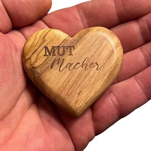 Handschmeichler Herz MUT Macher aus Olivenholz personalisiert - Bild 1 von 8