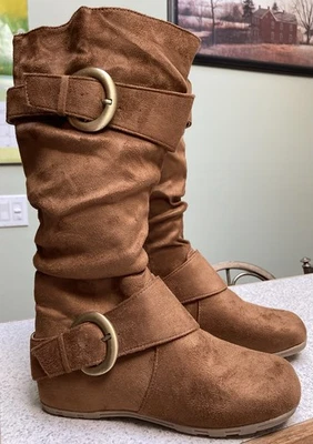 Botas Journee Collecton para mujer 6,5 bufón hebilla acanalada eje medio en camello  Foto 1 de 3