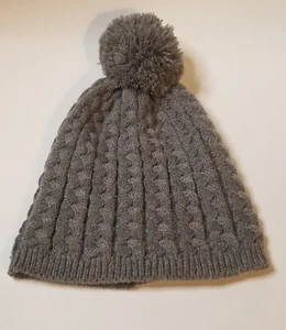 Gorro sombrero pompón gris tejido con cable para mujer New York & Company nuevo con etiquetas - Imagen 1 de 4