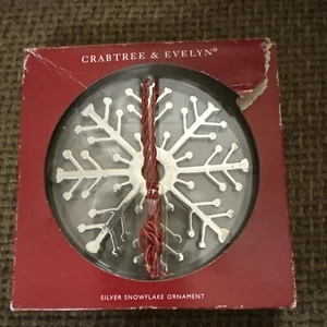 Adorno de copo de nieve de metal plateado Crabtree & Evelyn 4,25 pulgadas vintage - Imagen 1 de 4