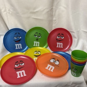 13-teiliges M&M Kunststoff Teller Tassen Set Gelb Blau Grün Rot Orange Mars - Bild 1 von 17