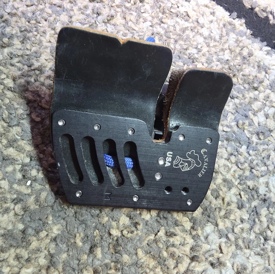 AAE Elite Finger Tab Cordovan medium Right Hand - Image 1 of 4