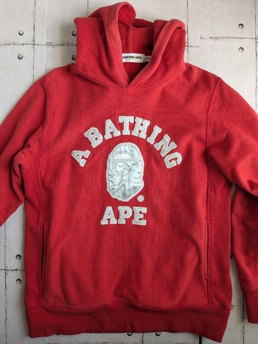 A BATHING APE (BAPE) Felpa con cappuccio rossa A BATHING APE lunghezza corta ricamata