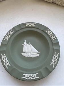 Vintage Wedgwood jasperware celadon nautical knots sailboat ashtray 7 inches dia - Bild 1 von 4