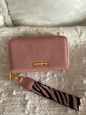 Joy Mangano Cartera Rosa con Pulsera Extraíble Rosa y Negro. Aprox 8” por 5” Foto 1 de 4