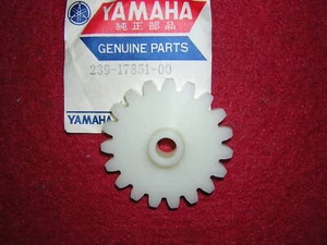 Yamaha TR2 Rev Counter Drive Gear 19T. Genuine Yamaha. New (b27a - Picture 1 of 1