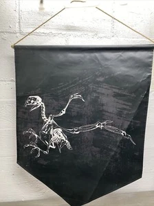 Bandera de vinilo única negra con esqueleto de pájaro con colgador prototipo no en producción - Imagen 1 de 6
