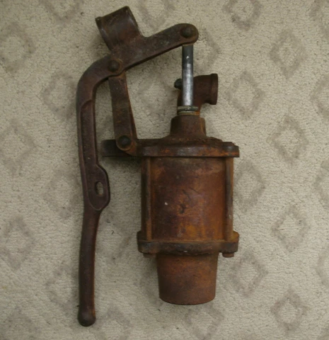 C15 - VINTAGE WM. A KNAPP CO KANSAS CITY MISSOURI HEAVY RED HAND WATER PUMP Cover