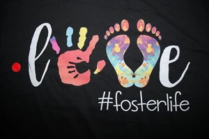 Liebe (buchstabiert mit buntem Handdruck & Fußabdrücken #fosterlife T-Shirt, XL, Blk - Bild 1 von 5