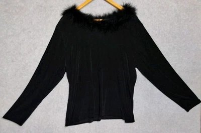 Blusa feminina de veludo preto com acabamento de penas 1X plus manga longa Y2K festa glam - Imagem 1 de 2