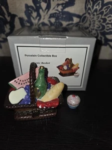 Cooking Club of America "Picknickkorb" PHB aufklappbare Schmuckschatulle mit Cupcake in Box - Bild 1 von 7