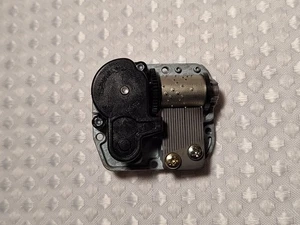 Music Box Movimento Carica Meccanismo Funziona Suona "Babbo Natale sta arrivando in città" - Foto 1 di 6