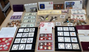 Estate Sale HUGE Auction Lot - U.S. & Foreign Coins + Currency + Proofs + Silver - Bild 1 von 24