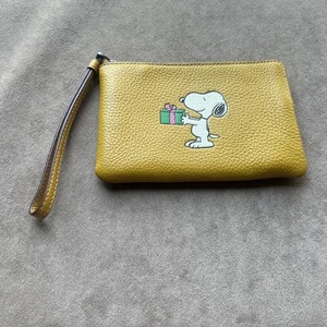Coach x PEANUTS kleine Geldbörse mit umlaufendem Reißverschluss Signatur Snoopy Senf Collab Handgelenk - Bild 1 von 8