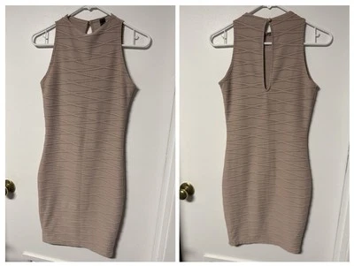 Vestido Windsor Taupe ceñido al cuerpo ajustado texturizado elástico midi sin mangas cuello redondo ~ M Foto 1 de 4