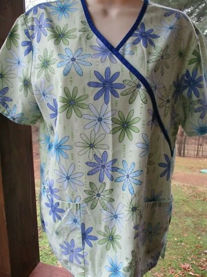 S.B. Blusa Médica Marca S Fondo Verde/Impresos Margaritas  Foto 1 de 4
