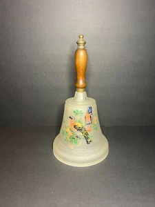 Vintage dekorative Milchglas Blumen & Vogel Glocke mit Holzgriff 8,5 x 4,5" - Bild 1 von 7