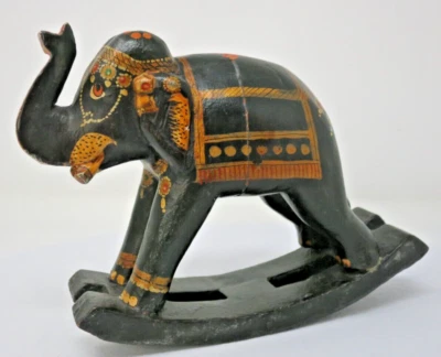Estatueta de elefante de balanço esculpida à mão em madeira dura pintada à mão em preto e dourado - Imagem 1 de 4