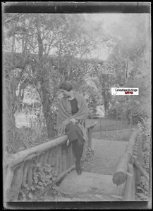 Nature, femme, Plaque verre photo ancienne, négatif noir & blanc 6x9 cm - Photo 1 sur 2