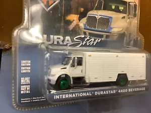 International Durastar 4400 CHASE Bevrage camion bianco 1/64 verde chiaro c - Foto 1 di 2