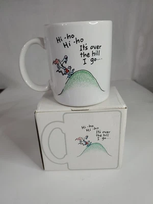 Taza Vinyage 90s Shoebox Greetings Hallmark Hi Ho It’s Over The Hill I Go Foto 1 de 4