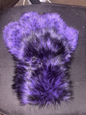 Traje de piel púrpura patas de mano púrpura con reflejos negros patas de leopardo Foto 1 de 4