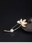 I04 Brosche Blume mit weißen Süßwasser Perlen Silber 925 teils vergoldet