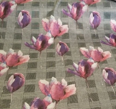 Increíble ponte floral con ricas flores sobre fondo a cuadros blanco y negro Foto 1 de 4