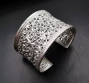 Bracelet, manchette ouvragée en argent massif à décor floral en relief, réglable - Imagen 1 de 6