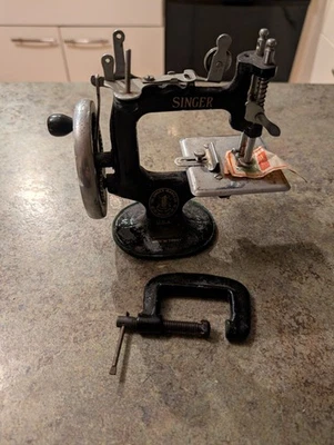 Mini máquina de coser SINGER vintage de hierro fundido con manivela con abrazadera de banco Foto 1 de 4