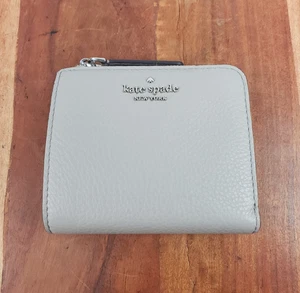 EUC Kate Spade kleine Geldbörse mit umlaufendem Reißverschluss genarbtes Leder hellgrau silber - Bild 1 von 8