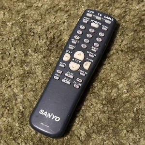 Sanyo RMT-U100 Telecomando Telecomando VCR Cavo TV - TESTATO E FUNZIONANTE - Foto 1 di 8
