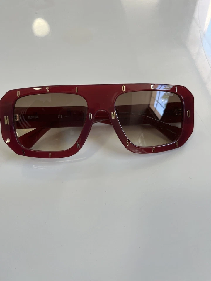 Gafas de sol Moschino color vino borgoña con logotipo patrón de letras 🕶️ Foto 1 de 4
