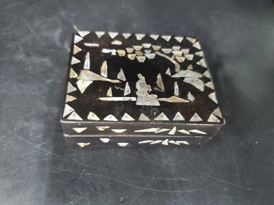 Антикварная китайская лакированная деревянная шкатулка с перламутровой инкрустацией  - Изображение 1 из 4