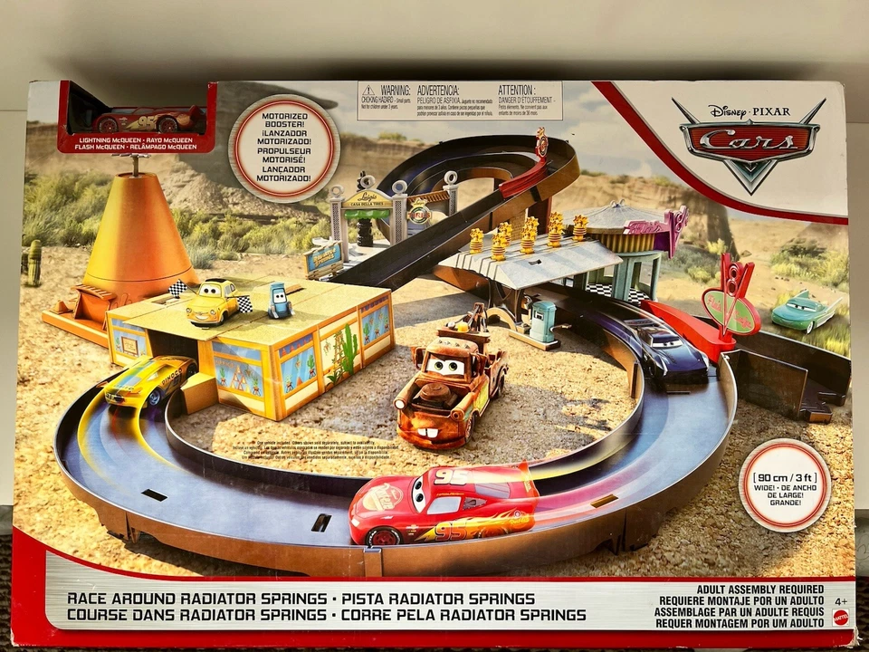 Disney Cars Race Around Radiador Muelles Juego NUEVO Con Paquete de 5 Taza Pistón NUEVO Foto 1 de 4