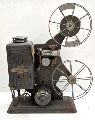 Proiettore Film Vintage Keystone E753 16mm Film Con Bobine Anni 30 PER RICAMBI/RIPARAZIONE - Immagine 1 di 4