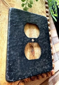 Enchufe de placa de pared de toma de metal de hierro negro primitivo cubierta eléctrica dúplex martillada - Imagen 1 de 12